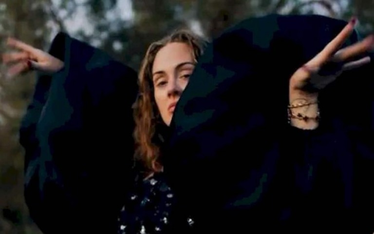 Adele diz que "nunca esteve tão feliz" em comemorar seu aniversário