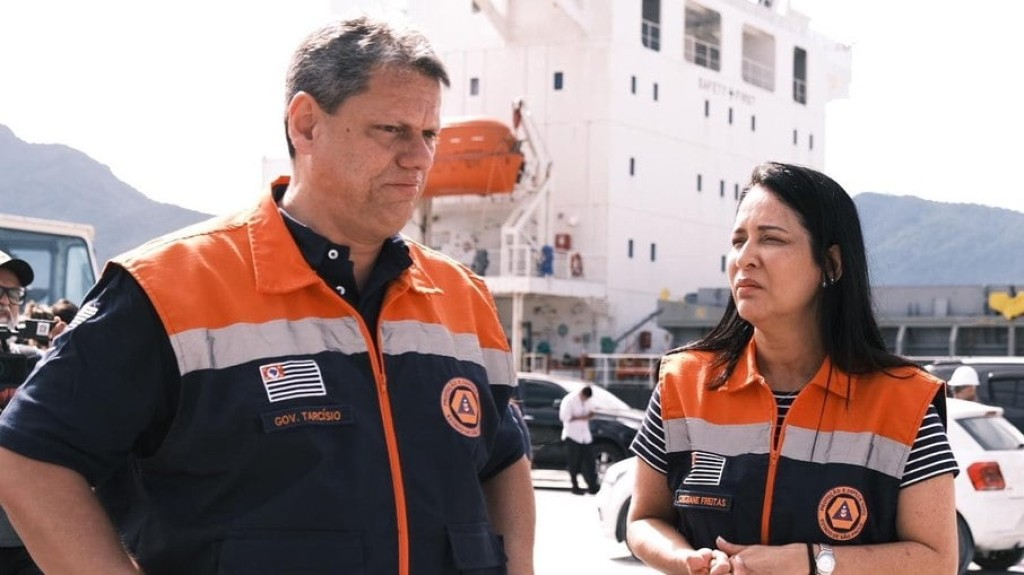 Caminhonetes com doações estão sendo saqueadas, diz Tarcísio