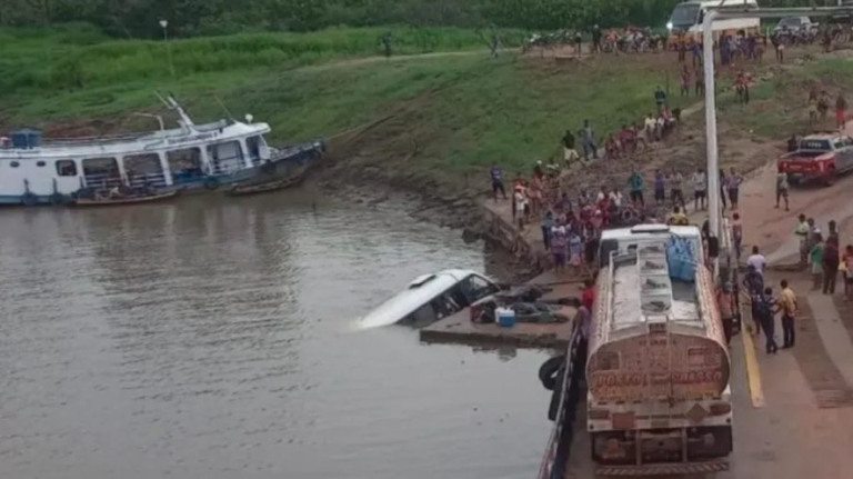 No Pará, cinco pessoas morreram após um ônibus cair no Rio Amazonas