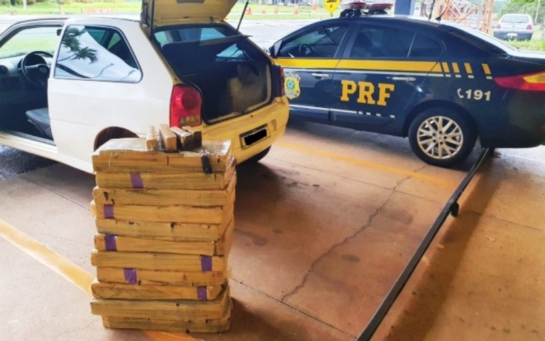 Rota Caipira - PRF apreende 124kg de maconha em carro dirigido por adolescente