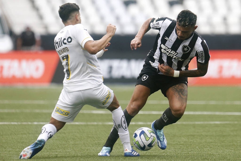 Santos arranca empate no fim e mantém Botafogo atrás do Palmeiras no Brasileirão