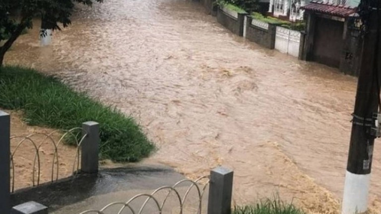 Petrópolis: chuvas desta terça deixam ruas completamente alagadas