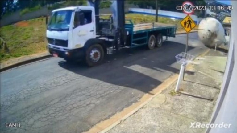 Reprodução Tanque de quase 3 toneladas se desprende de caminhão e sai ‘rolando’ por rua de Várzea Paulista