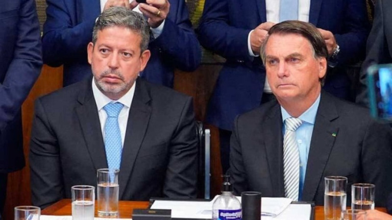 Lira sobre investigação contra Bolsonaro: "Responde pelo que faz"