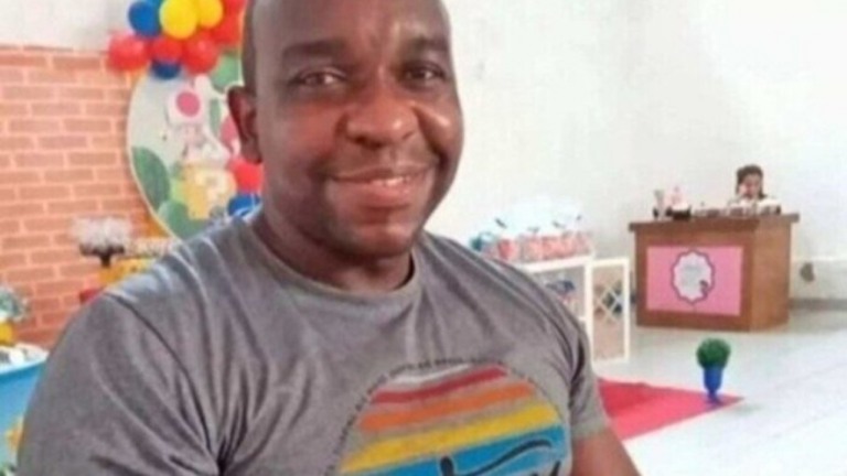 Amigos de homem morto por vizinho militar protestam em velório no RJ