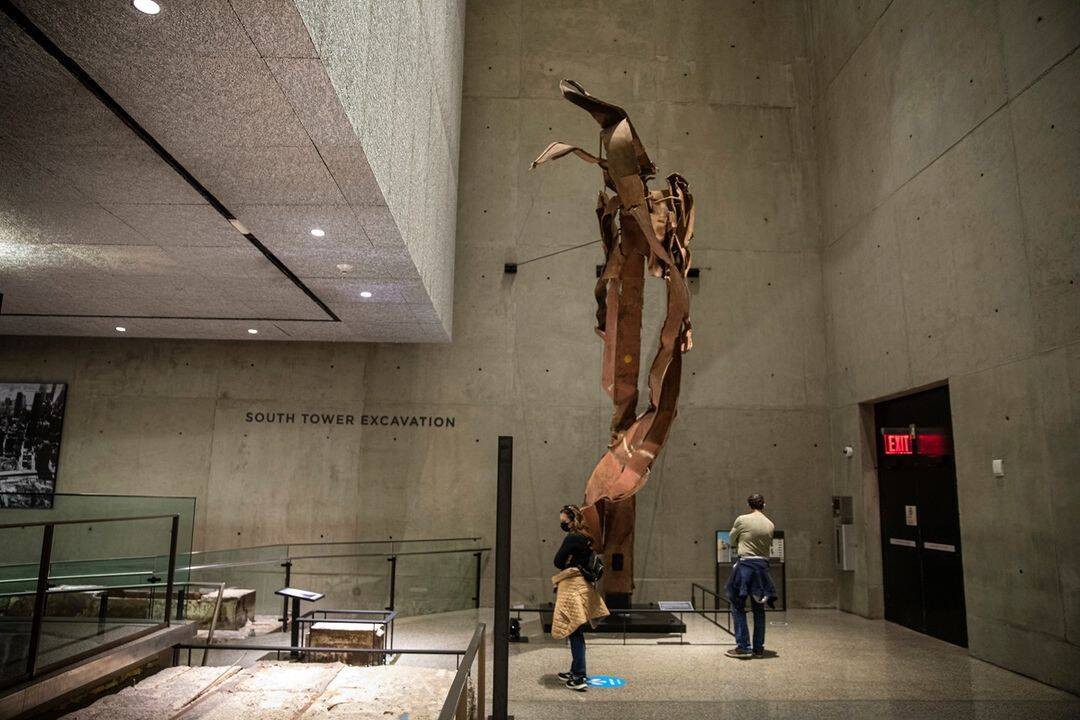 Resto de aço da fachada da Torre Norte do World Trade Center. O aço está completamente destroçado pelos danos sofridos no impacto do avião. Foto: Reprodução/Instagram