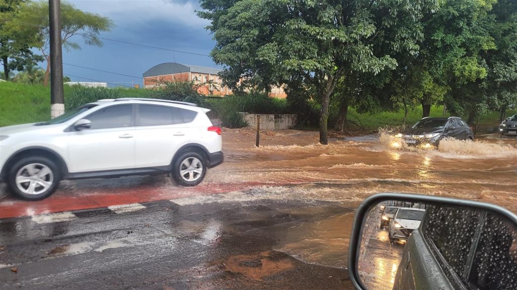 Alagamentos e sujeira em avenidas, área de escolas e bairros – Temporal assusta em Marília