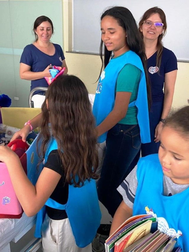 Crianças de Amor de Mãe doam brinquedos e livros à UPA Norte e ao PA Sul