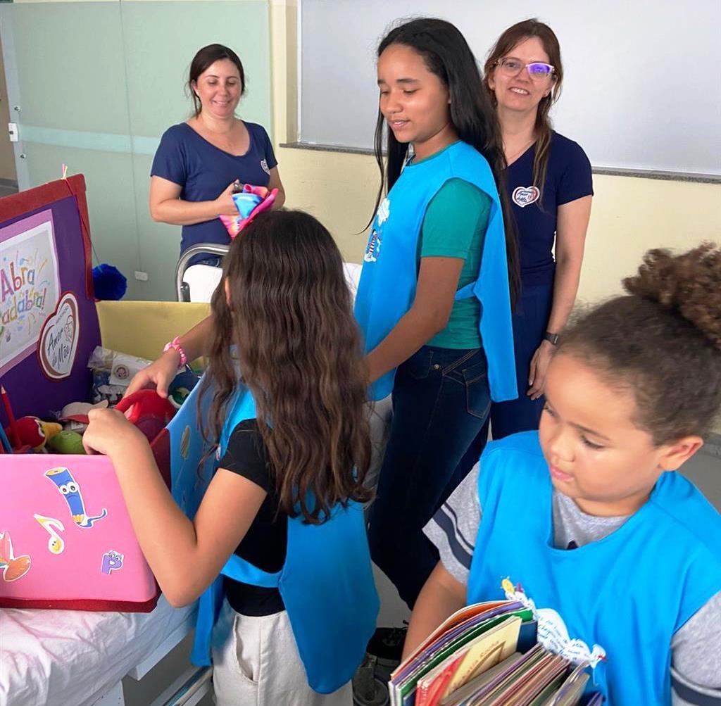 Crianças de Amor de Mãe doam brinquedos e livros à UPA Norte e ao PA Sul