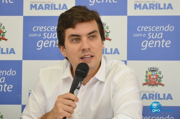 Prefeito Vinícius Camarinha durante coletiva de imprensa no gabinete – Divulgação