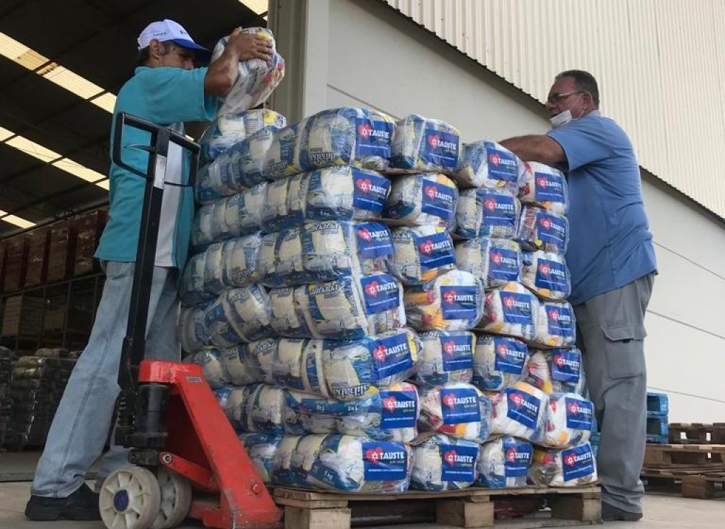 Gota de Leite recebe cestas básicas da promoção de aniversário do Tauste Gota de Leite recebe cestas básicas da promoção de aniversário do Tauste