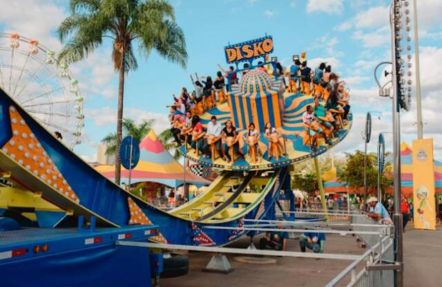 Parque de diversões ao ar livre reúne atrações radicais e para família. Foto: Reprodução