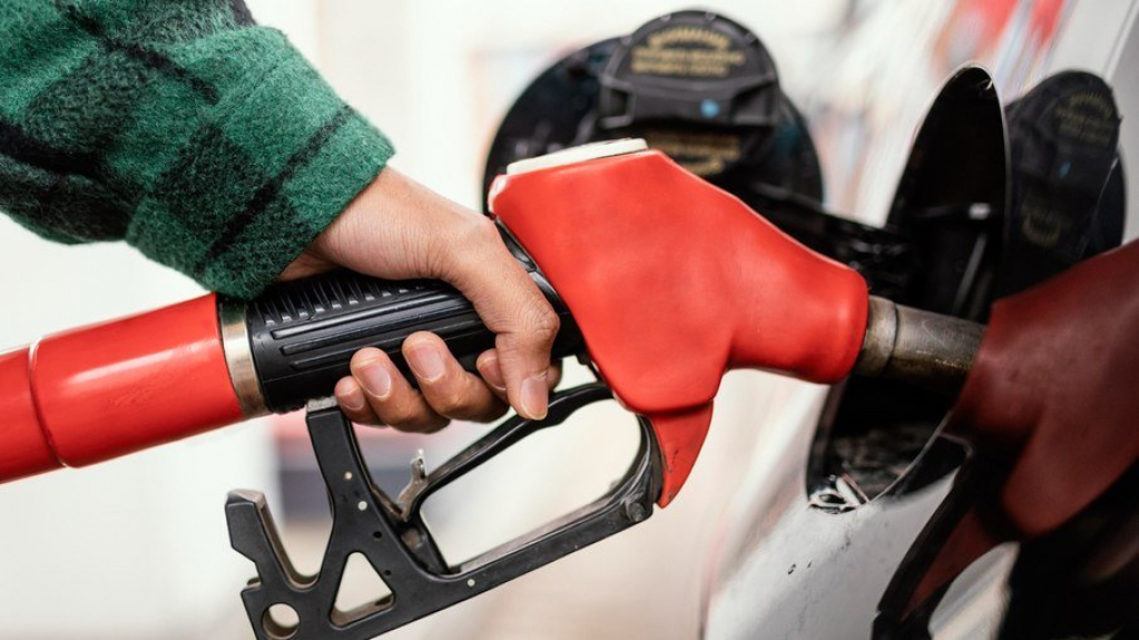 Petróleo cai e combustíveis no Brasil superam paridade internacional