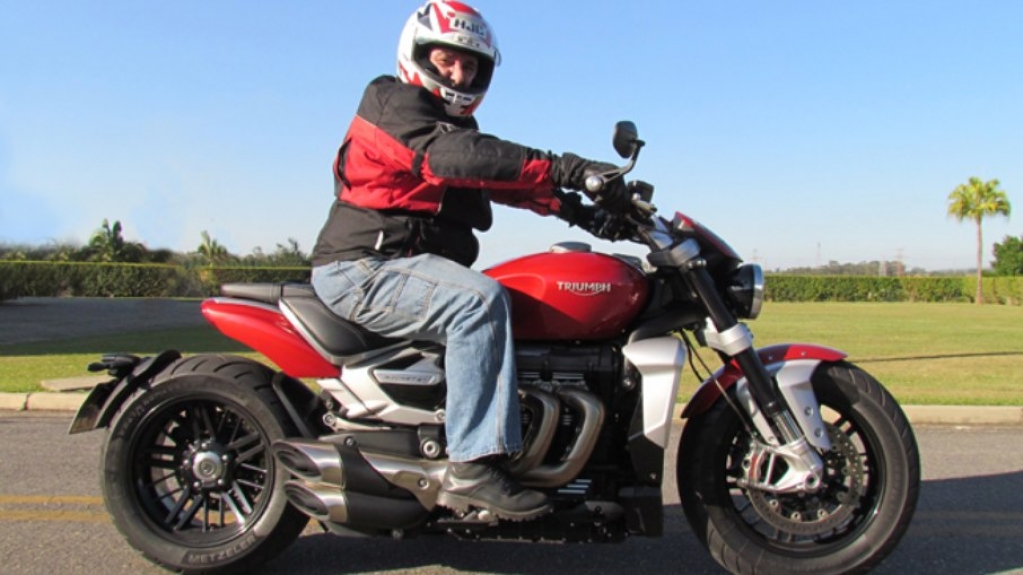 O exagero da Triumph Rocket 3R