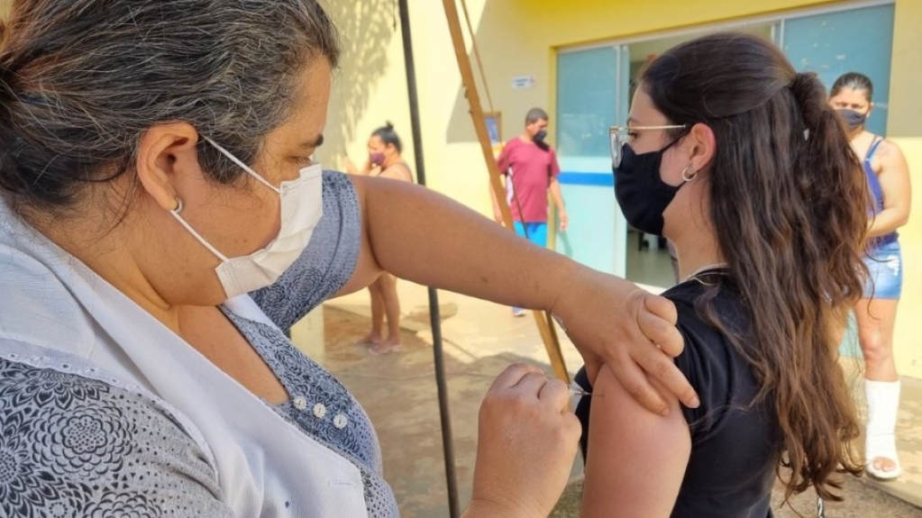 Covid-19: adolescentes se vacinam no Rio de Janeiro nesta segunda-feira