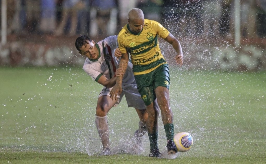 Deyverson ajuda em vão a secar o