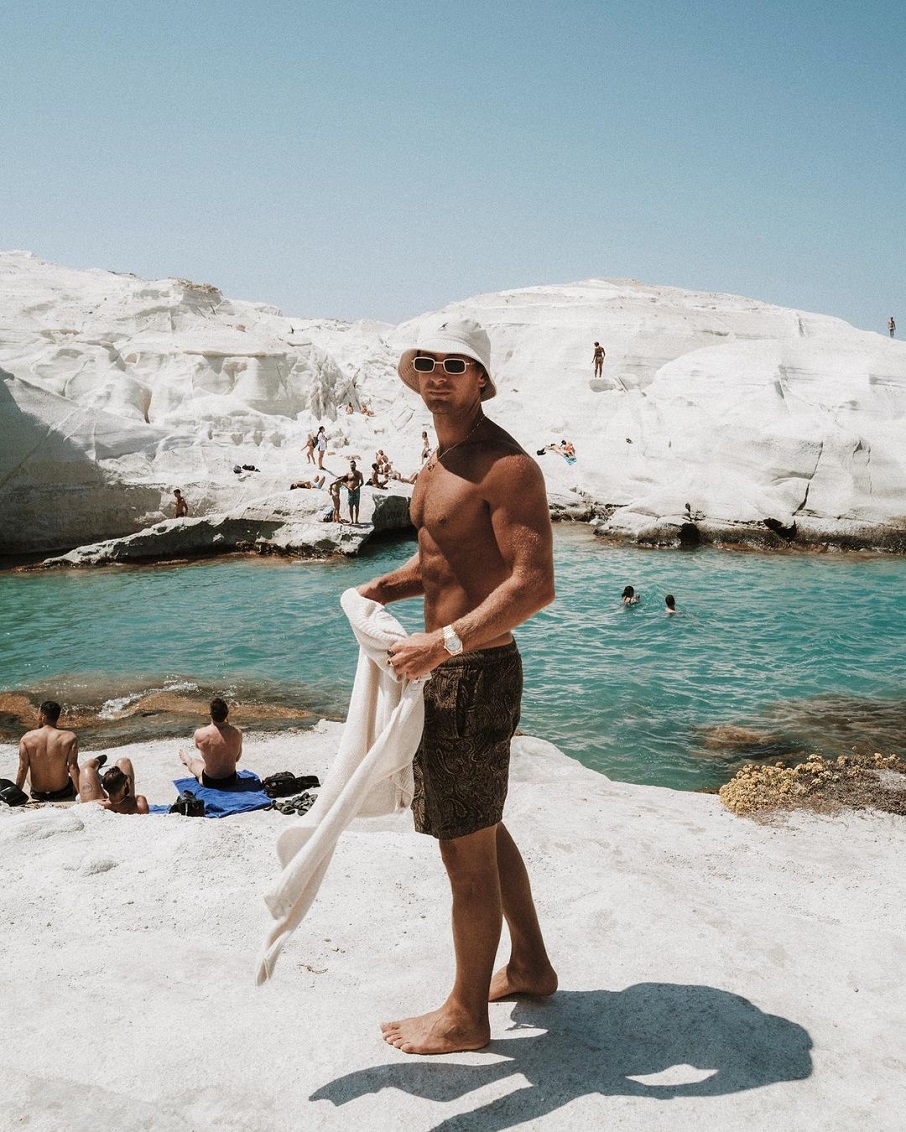 O influenciador Jack Morris na praia grega de Sarakiniko. Foto: Reprodução/Instagram 19.02.2023