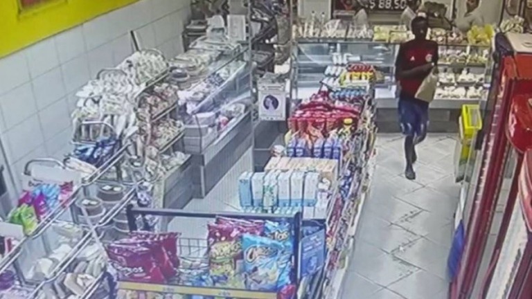 Câmera mostra que jovem preso no Jacarezinho tinha ido comprar pão