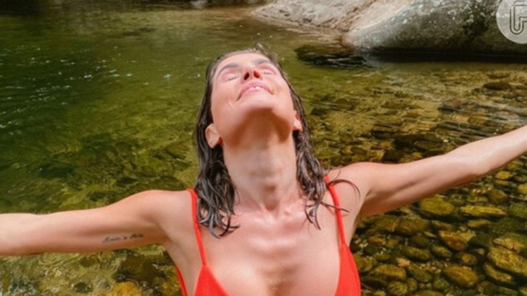 Deborah Secco curte primeiro dia do ano com banho de cachoeira: ‘No meu lugar’