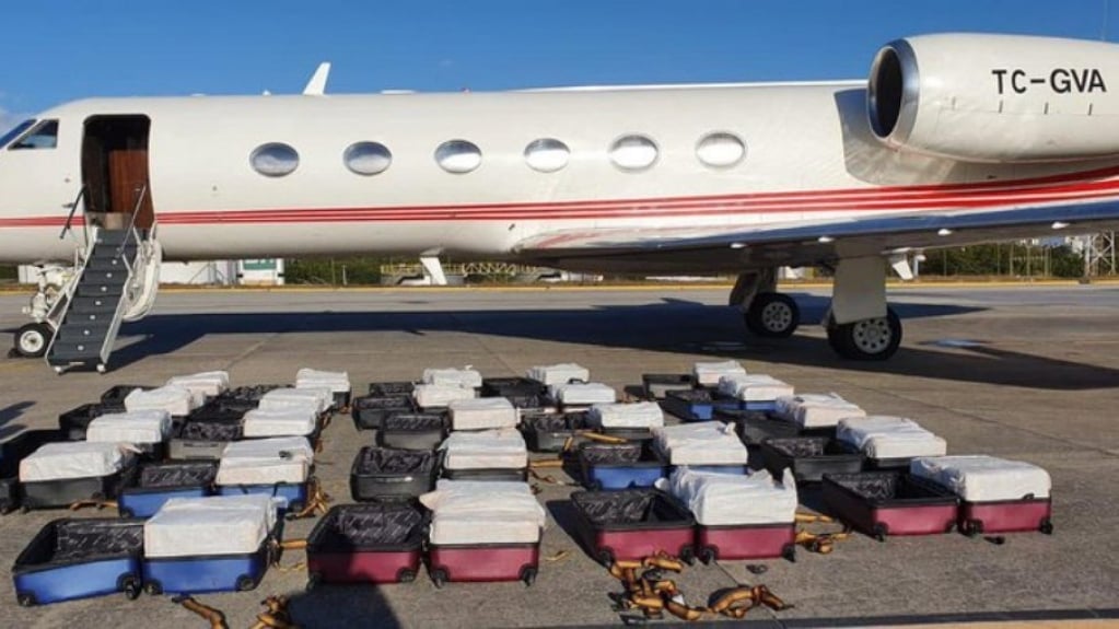 Polícia Federal apreende 1,3 toneladas de cocaína em jato executivo; veja vídeo