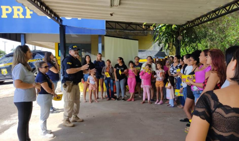 Combate à violência contra mulher tem orientação e bombons na PRF de Marília