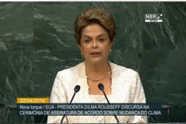 Dilma é notificada e faz pronunciamento na saída do Palácio