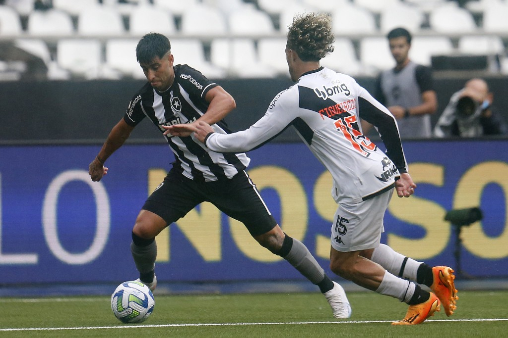 Botafogo atropela no clássico e segue cada vez mais líder isolado no Brasileirão