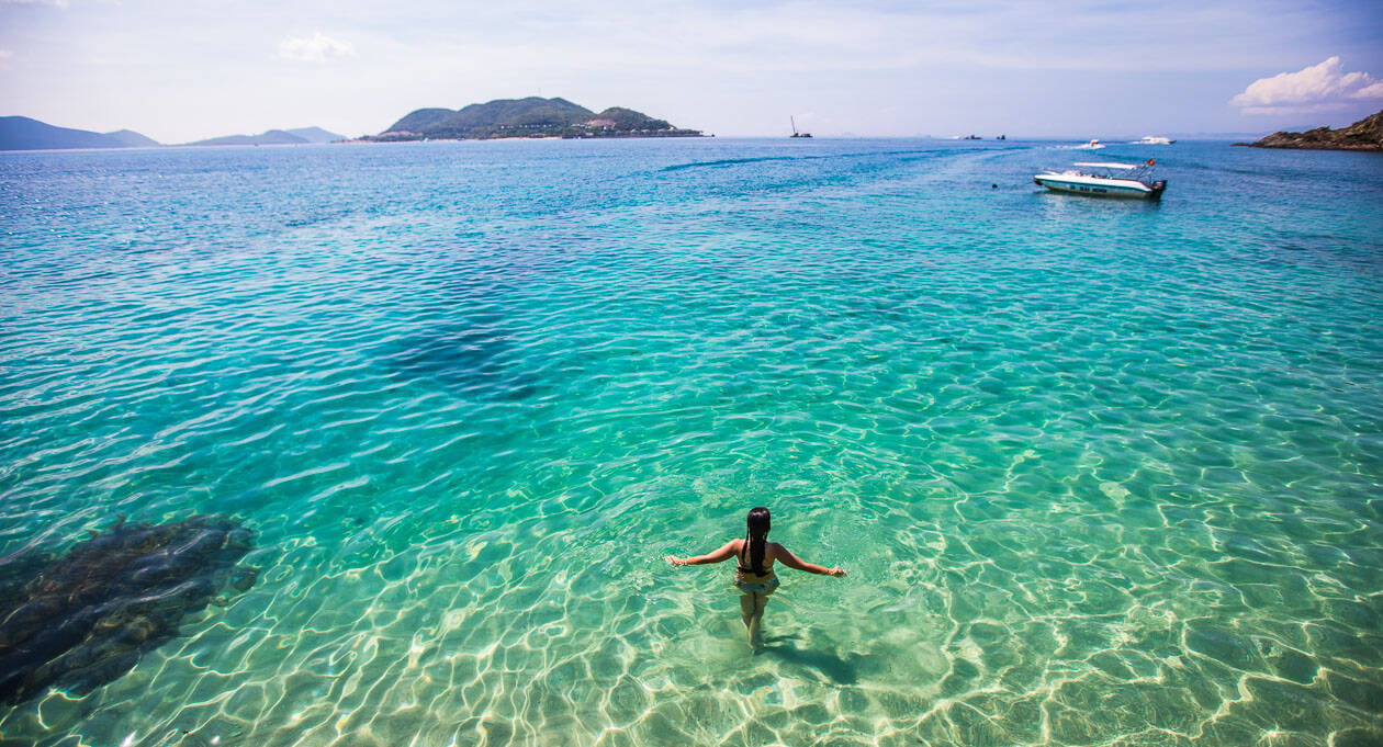 Clima tropical de Nha Trang lembra Rio de Janeiro por orla badalada e mar emoldurado por montanhas. Foto: Vietnam Tourism/Reprodução