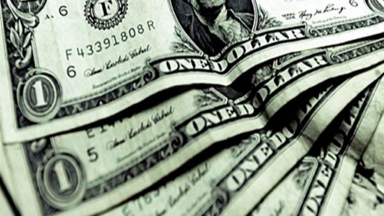 Dólar opera em alta e volta ao patamar de R$ 5