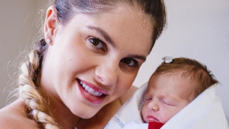 Bárbara Evans mostra corpo 9 dias após o parto: "Desinchando"