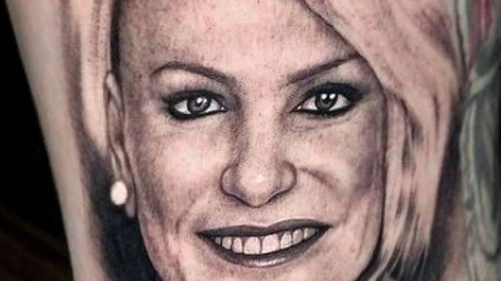 Fã tatua Ana Maria Braga, que fica surpresa: "Dá para acreditar?"