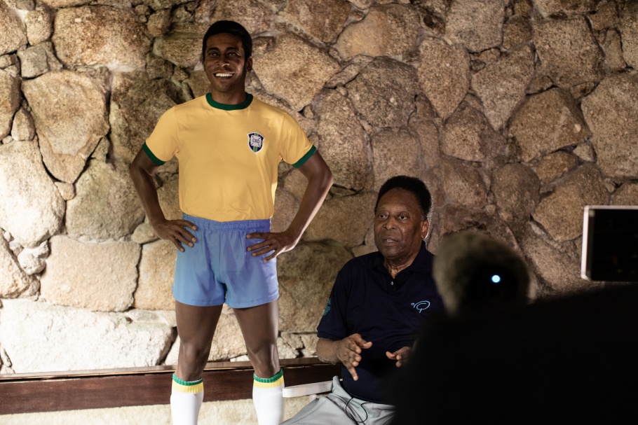 Pelé recebe estátua de cera do Museu Seleção Brasileira em sua casa