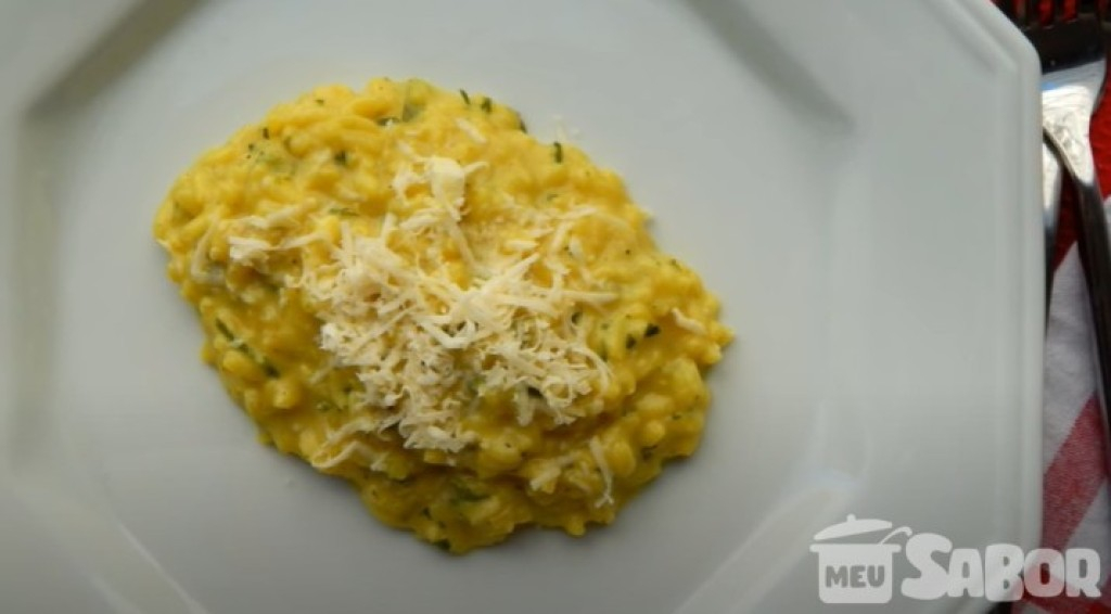 Saiba como se faz um maravilhoso risoto cremoso de açafrão