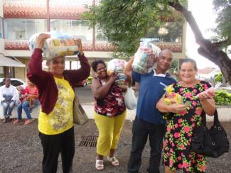 Famílias retiram cesta do Natal Solidário