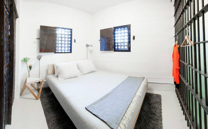 O quarto não tem armários e as janelas também têm grades. Foto: Reprodução/Host Unsual