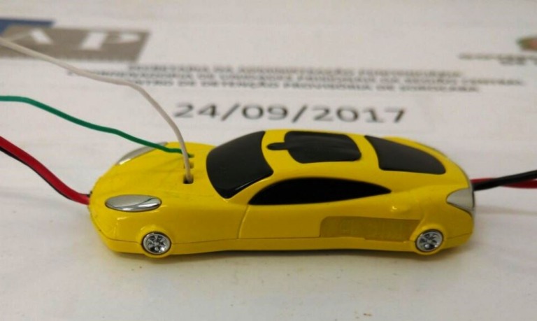 Visita leva celular como carrinho de brinquedo para preso