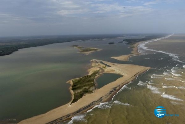 Lama de barragem chega ao mar; prefeitura interdita praias