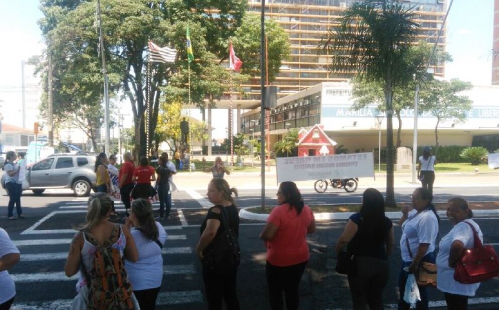 Protesto no centro cobra 13º para terceirizados na saúde de Marília