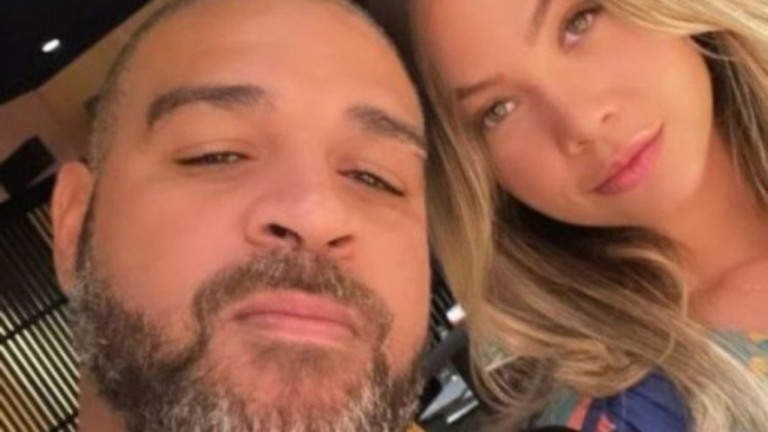 Adriano Imperador surge ao lado de namorada de 21 anos