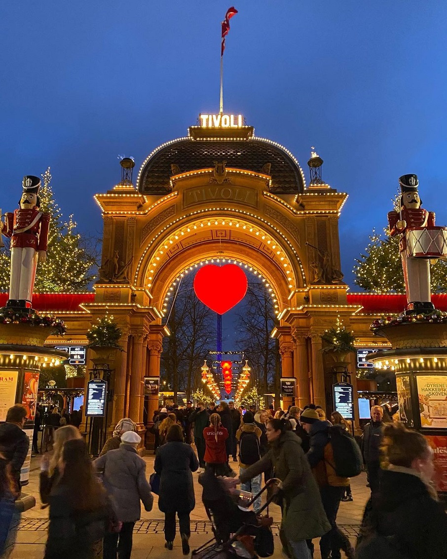 A entrada do Tivole Park, em Copenhagen, na Dinamarca. Foto: Reprodução/Instagram 04.04.2023