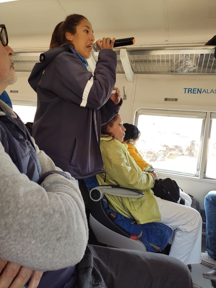 Durante o passeio, guias contam a história do trem e da região (os idiomas são espanhol, inglês e português). Foto: Renan Tafarel/Portal iG