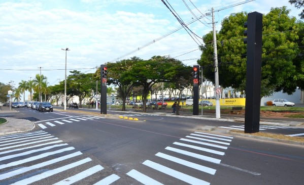 Cidade ganha semáforos e mudanças no trânsito