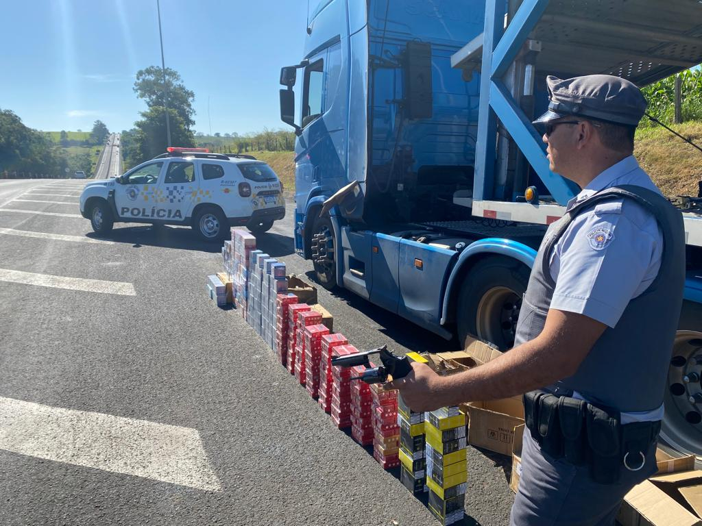 Polícia Rodoviária apreende cigarros, armas e prende dois na região