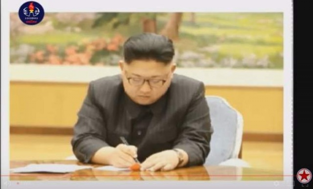 Imagem da TV estatal coreana mostra Kim Jong-un assinando autorização para teste nuclear