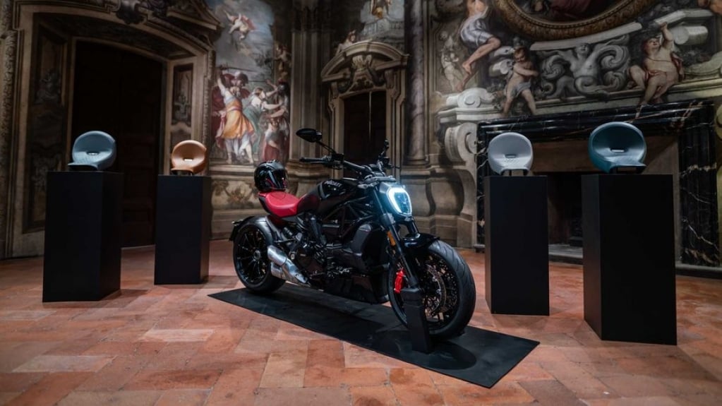 Ducati mostra série especial de luxo XDiavel Nera em Milão, na Itália