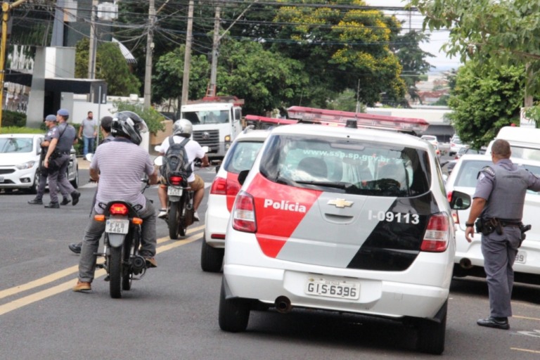 Policiais durante atendimento no centro – Foto: Jornal da Manhã