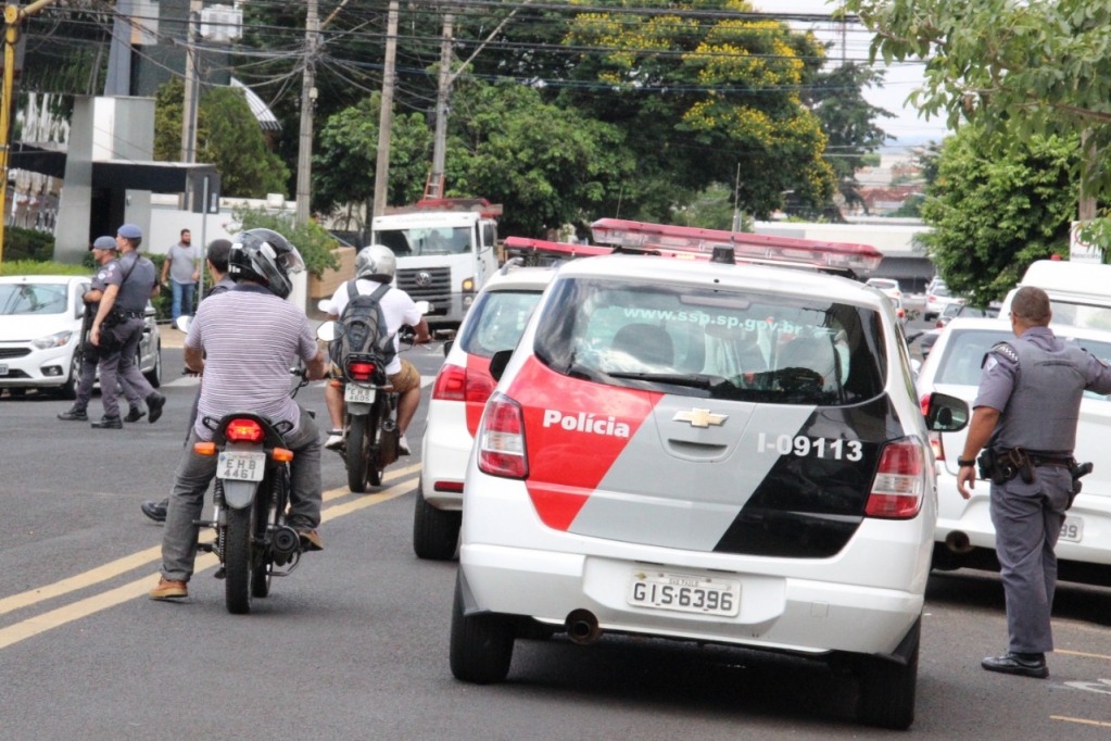 Policiais durante atendimento no centro – Foto: Jornal da Manhã