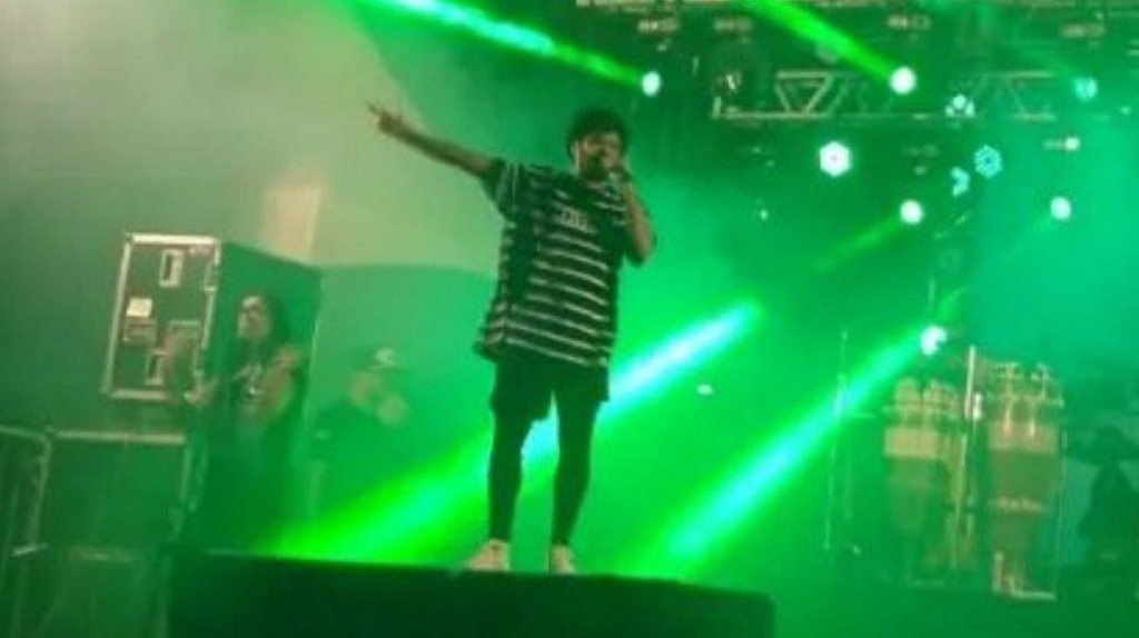 Show de Criolo tem indireta à prefeitura e protestos contra Bolsonaro