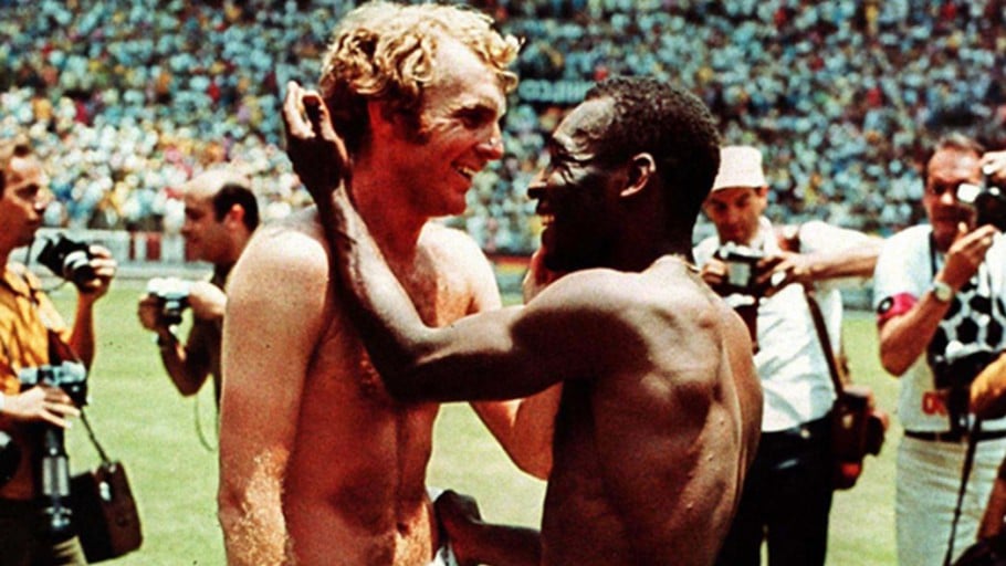 Bobby Moore e Pelé se abraçam após o apito final no Jalisco