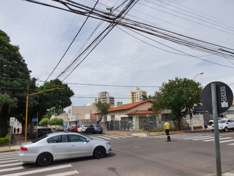 Queda de energia afeta semáforos e empresas no centro de Marília